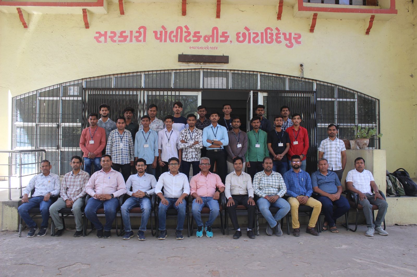 Faculty members and students of the Mechanical Engineering Department in front of the Government Polytechnic Chhotaudepur building